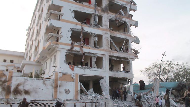 Die islamistischen Schabaab bekannten sich zu dem Angriff auf das Hotel in Mogadischu.