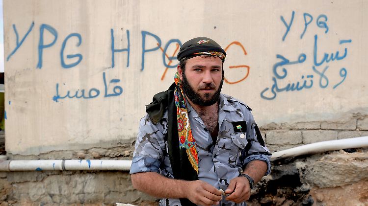 Syrisch-kurdischer Kämpfer in der irakischen Stadt Sindschar. Die Türkei fliegt Angriffe gegen kurdische Stellungen in Syrien und im Irak.
