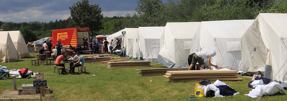 In der Zentralen Anlaufstelle für Asylbewerber in Halberstadt ist die Kapazitätsgrenze erreicht. Flüchtlinge werden nun in Zelten untergebracht.