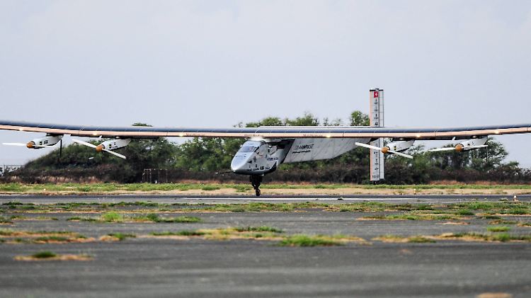 "Solar Impulses 2" bei der Landung auf dem Flughafen von Honolulu, Hawaii, am 3. Juli 2015.