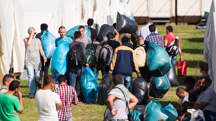 Flüchtlinge beziehen in Hamburg eine neue Unterkunft. Die Länder kommen mit dem Bau neuer Einrichtungen nicht mehr nach und fürchten die Kosten.