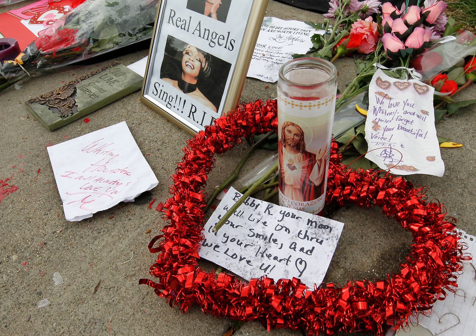 Die Botschaft eines Fans, nachdem Whitney Houston am 11. Februar 2012 tot aufgefunden worden war: "Bobbi K., deine Mama wird durch dein Lächeln und in deinem Herzen weiterleben, wir lieben dich!" Doch nun ...