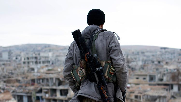 Syrisch-kurdischer Kämpfer in Kobane. Die Stadt ist völlig zerstört, aber weiter in kurdischer Hand. Ein Dorf in der Nähe wurde laut Aktivisten in der Nacht von türkischen Panzern angegriffen.