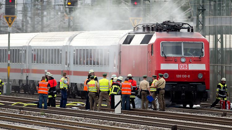 Die Lok des IC qualmte heftig, die Strecke war stundenlang gesperrt.