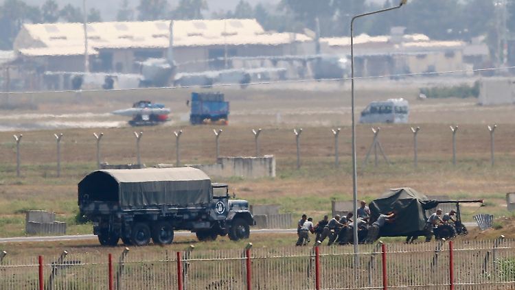 Türkische Soldaten positionieren eine Luftabwehrrakte auf dem Flughafen Incirlik.