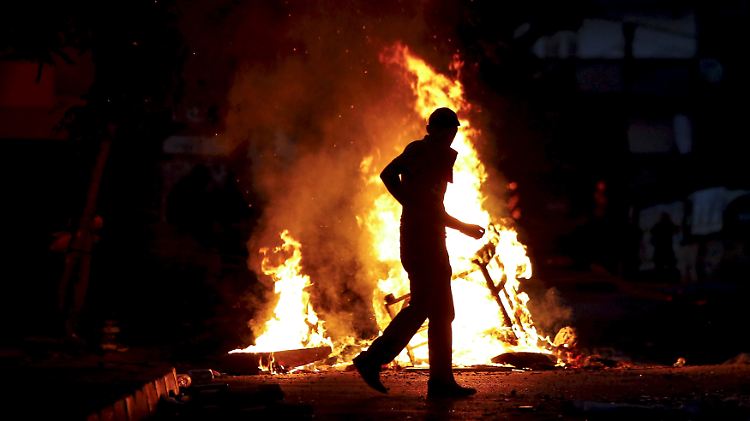 Unruhen im Istanbuler Viertel Gazi: Bei Razzien gegen den IS und die verbotene PKK starb vergangene Nacht ein Polizist.