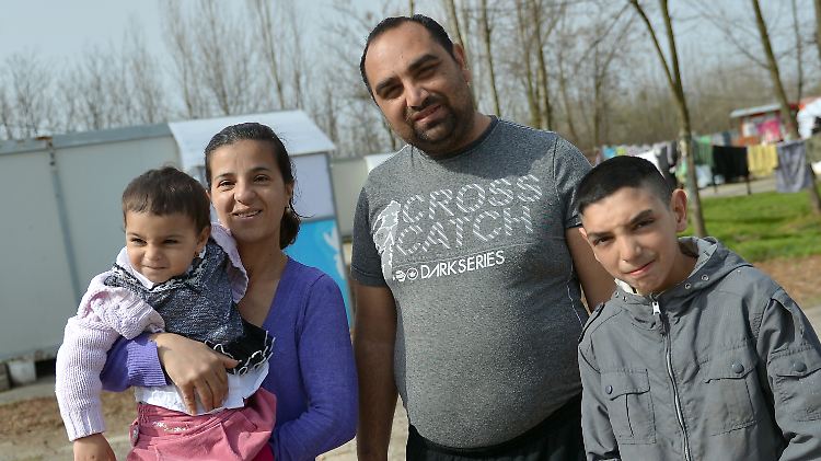 Viele Asylbewerber vom Balkan in Deutschland sind Roma. Sie wohnen oft - wie diese Familie - in provisorischen Siedlungen.