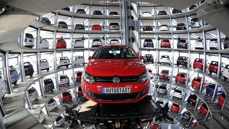 Bei VW waren die Verkäufe im ersten Halbjahr um 0,5 Prozent auf 5,04 Millionen Fahrzeuge zurückgegangen.