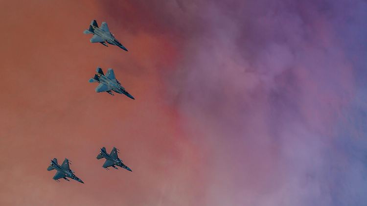 Gemeinsame Übung: F15-Kampfjets der USA im Formationsflug mit türkischen F16.
