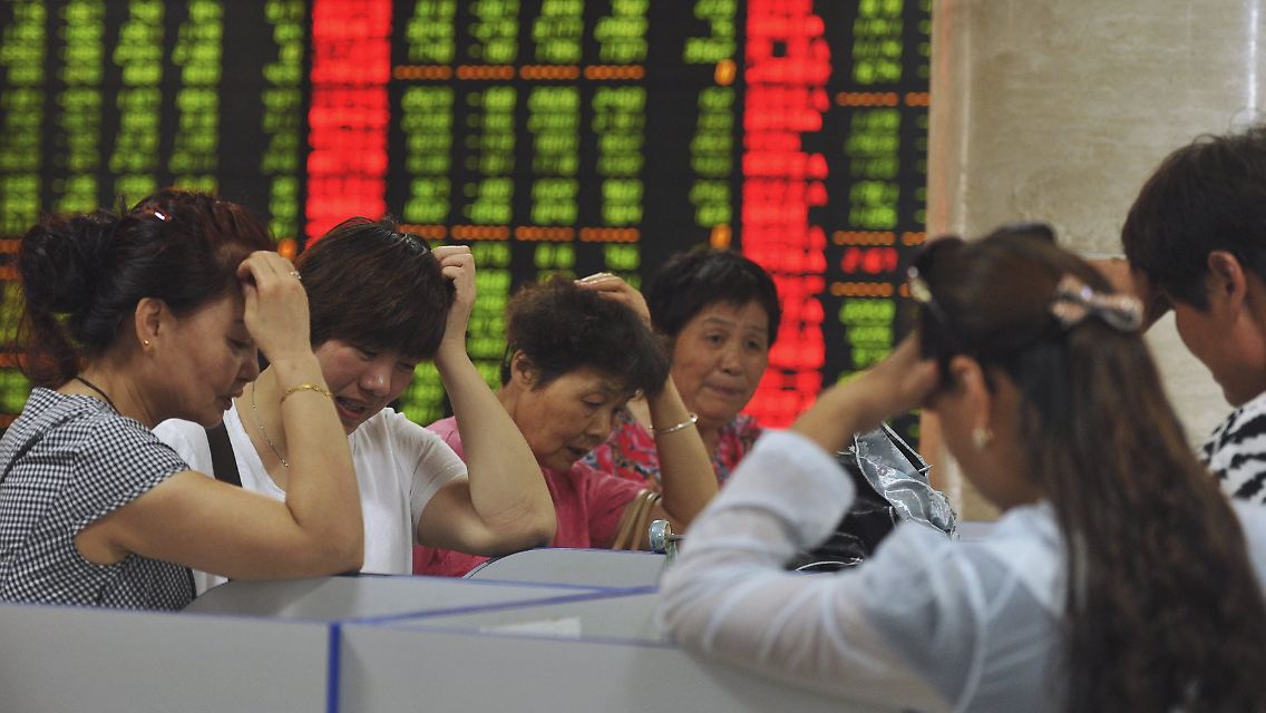 2015-07-28T080440Z_1766633490_GF20000006823_RTRMADP_3_CHINA-MARKETS.JPG1914990654610436368.jpg