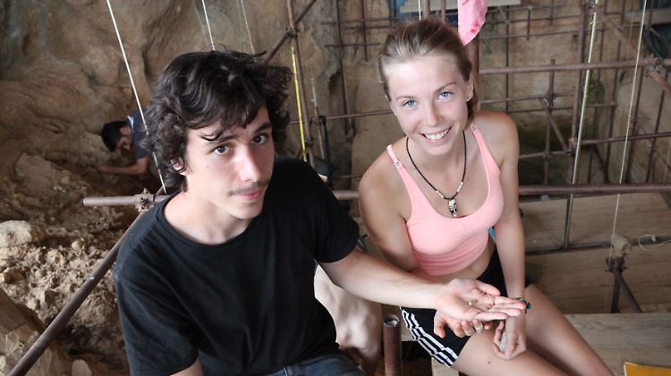 Stolz präsentieren die 16-jährige Camille Jacquey und ihr Begleiter den zuvor entdeckten prähistorischen Zahn.