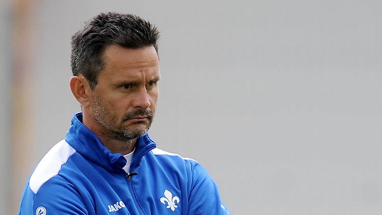 Dirk Schuster. Vater des Erfolgs bei Darmstadt 98. Nicht bei der Commerzbank.