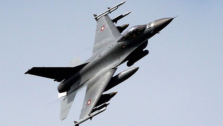 Ein dänischer F-16-Jet bei einer Übung - sieben davon sind im Kampf gegen die IS-Dschihadisten im Einsatz.