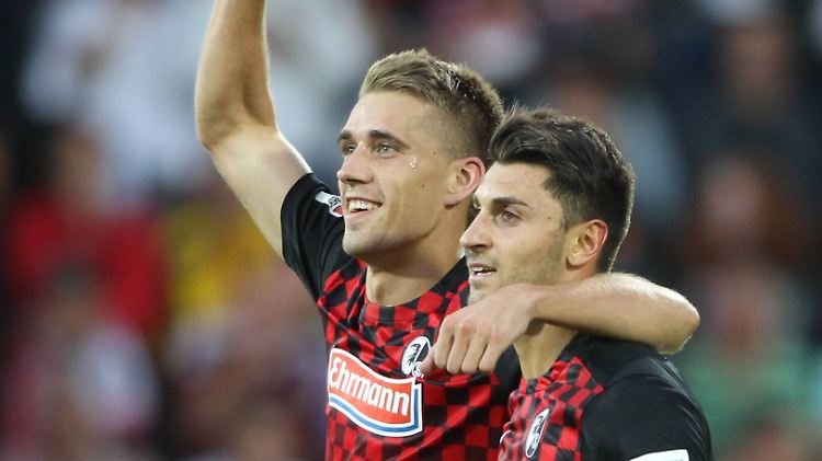Nils Petersen (l.): Er hat definitionsgetreu einen lupenreinen Hattrick erzielt.