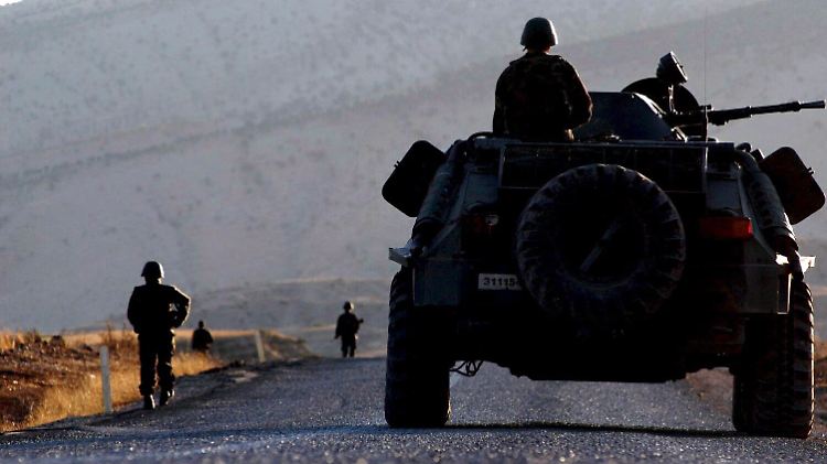 Türkische Truppen patroullieren an der Grenze zu Syrien.