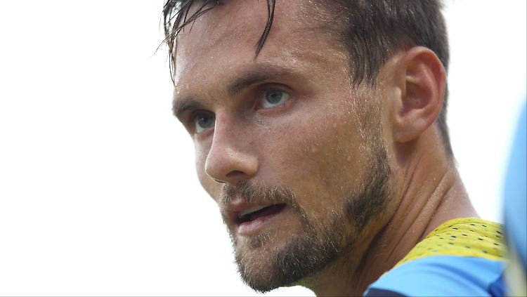 James Holland kommt von