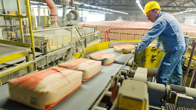 Ein Arbeiter im Leimener Stammwerk - der wohl bald neue außerbetriebliche Kollegen bekommt.