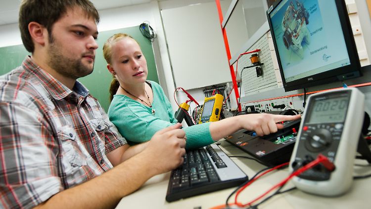 Auch in anspruchsvollen Berufen braucht man nicht unbedingt ein Studium. Wirtschaftsvertreter verweisen immer wieder darauf, dass duale Ausbildungswege bessere Mitarbeiter hervorbringen können.