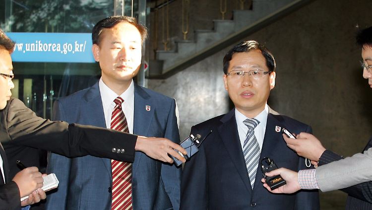Der nordkoreanische Regierungsvertreter Kim Ui-DO (rechts) und Kim Seoung-Geun (links) vom südkoreanischen Roten Kreuz führen Gespräche.
