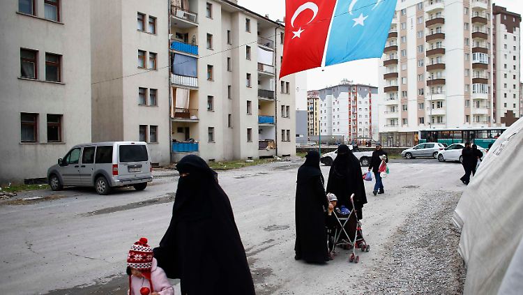 Tausende Uiguren, deren blaue Flagge der türkischen ähnelt, sind aus China geflohen - mit türkischer Hilfe sind viele auch in der Türkei angekommen. Darüber ist Peking sehr verärgert.