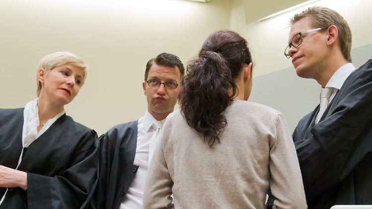 Zschäpe (mit dem Rücken zur Kamera) im Juni 2013 mit ihren Verteidigern Sturm, Stahl und Heer (v.l.).