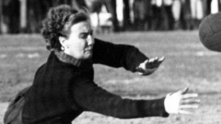 Weil die weibliche Anmut schwindet, wurde der Damen-Fußball 1955 verboten.