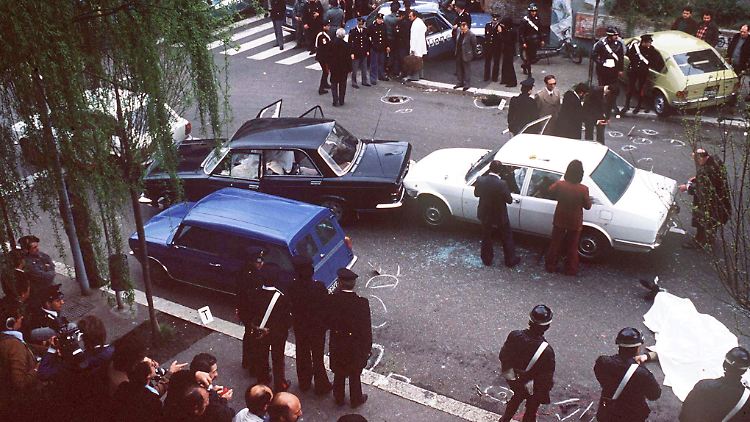 Tragischer Höhepunkt des linken Terrors: Am 16. März 1978 kidnappte die Rote Brigade Italiens Premier Aldo Moro und ermordete seine fünf Leibwächter. 55 Tage später wurde Moros mit Kugeln durchsiebter Körper im Kofferraumes eines Auto in Rom gefunden.