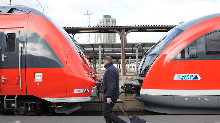 Bislang konkurrieren Bombardier (l.) und Siemens (r.) mit ihren Zügen im deutschen Bahnverkehr.