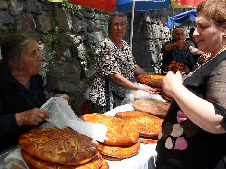 Auf dem Parkplatz vor dem Kloster in Geghard verkaufen armenische Frauen lokale Spezialitäten wie das süße Fladenbrot