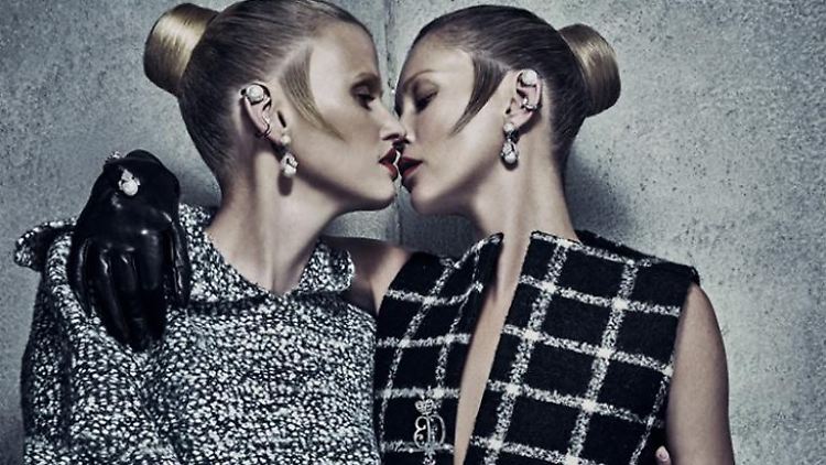 I kissed a girl and I liked it: Lara Stone (l.) und Kate Moss in der Kampagne für "Balenciaga".