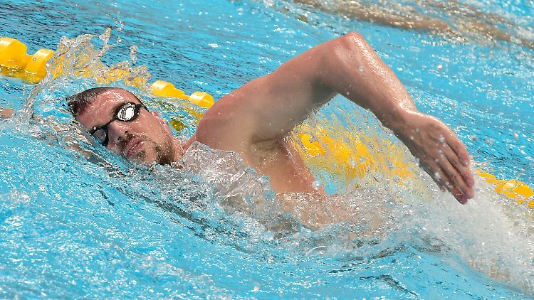 Paul Biedermann schwimmt sich ein.