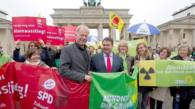 Trittin (Mitte links) bei der Anti-Atomkraft-Demonstration am vergangenen Samstag in Berlin.