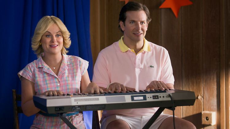 Amy Poehler und Bradley Cooper nehmen ihre Rolle als Leiter des Theaterprogramms verdammt ernst.