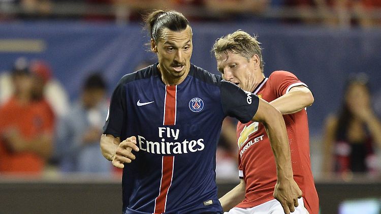 Zwei Fußball-Stars im Zweikampf: Imbrahimovic (l.) und Schweinsteiger.