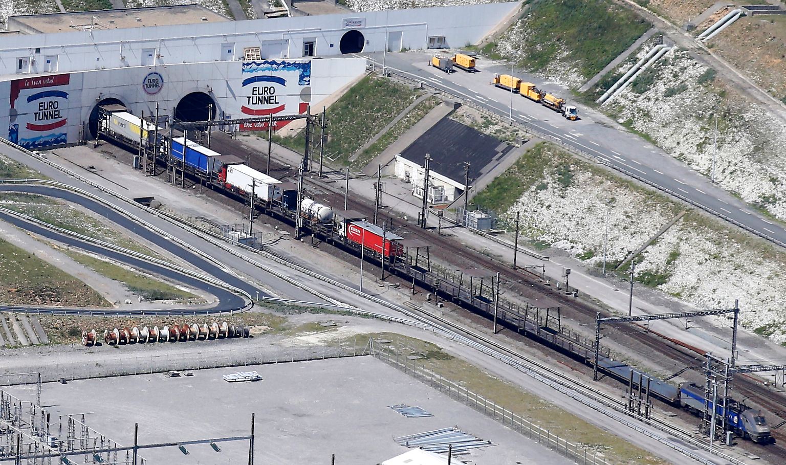50,4 Kilometer lang ist der Eurotunnel, auf dem die Frachtzüge unter dem Ärmelkanal zwischen Großbritannien und Frankreich pendeln.