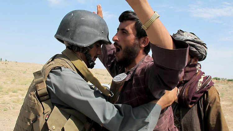 Haben die Taliban einen neuen Anführer? Die afghanischen Sicherheitskräfte sind unruhig und filzen jeden, der des Wegs kommt.