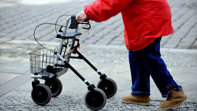 In der Düsseldorfer-City soll die 83-jährige Obdachlose immer mit ihrem Rollator unterwegs gewesen sein (Symbolbild).