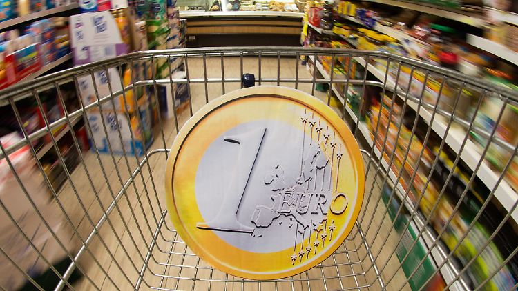 Beim Einkaufen im Supermarkt kriegt man immer noch genausoviel Ware für's Geld wie vor einem halben Jahr.