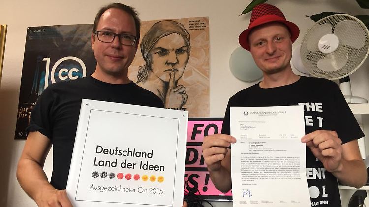 Der Gründer des Blogs "netzpolitik.org", Markus Beckedahl (l.) und der Autor Andre Meister weisen bei Twitter darauf hin, dass sie mehrfach ausgezeichnet wurden.