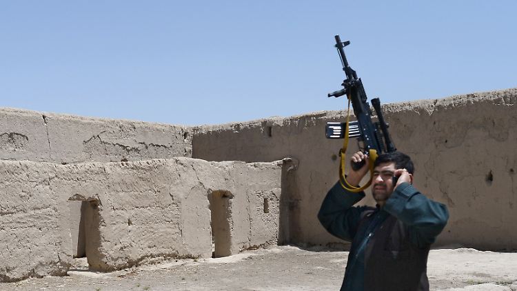 Mit dem Führungswechsel bei den Taliban entscheidet sich, welche Rolle die radikalislamistische Bewegung in Zukunft in Afghanistan spielt. (Im Bild: Ein Polizeikommandeur in einem Ort, der bis 2014 unter Taliban-Kontrolle war.)
