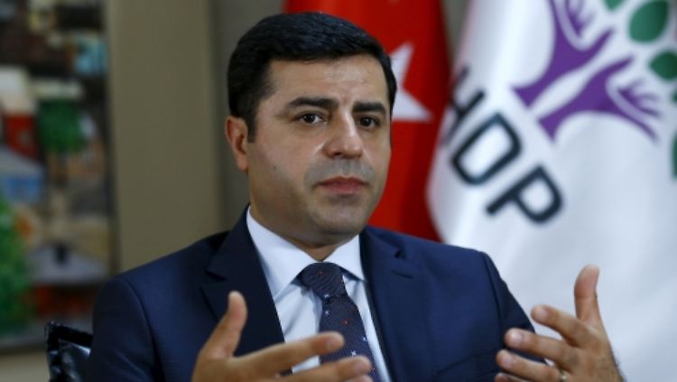Die HDP um den Oppositionsführer Demirtaş hatte die regierende AKP bei den Parlamentswahlen um die absolute Mehrheit gebracht.