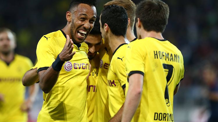 Dortmunder Torjubel zum 1:0: Pierre-Emerick Aubameyang, Henrikh Mkhitaryan und Jonas Hofmann.