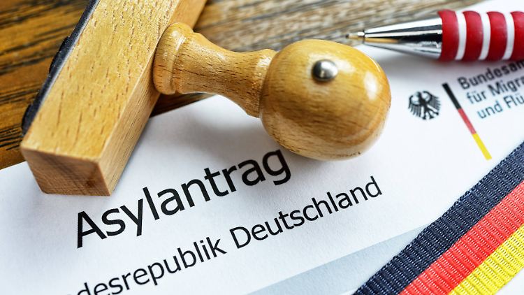 Der Bearbeitungs-Rückstau ist lang: Ende März lagen den Ämtern noch 410.000 offene Asylanträge vor.