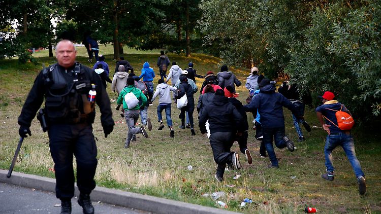 In der vergangenen Nacht hinderte die Polizei wieder mehr als hundert Flüchtlinge mit Gewalt daran, zum Eurotunnel vorzudringen. 
