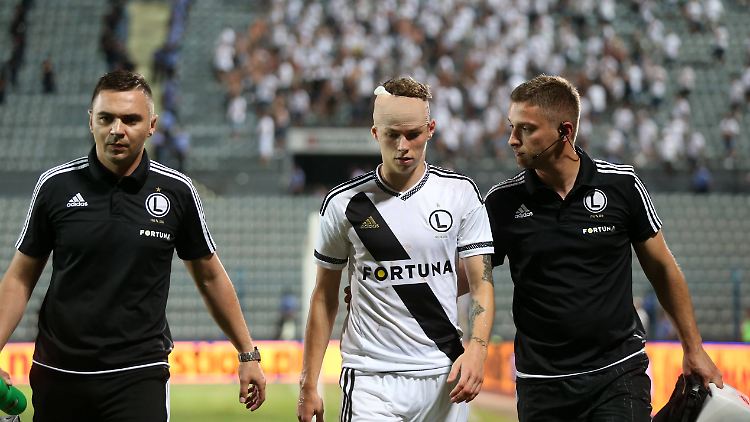 Ondrej Duda konnte das Stadion selbstständig verlassen. 