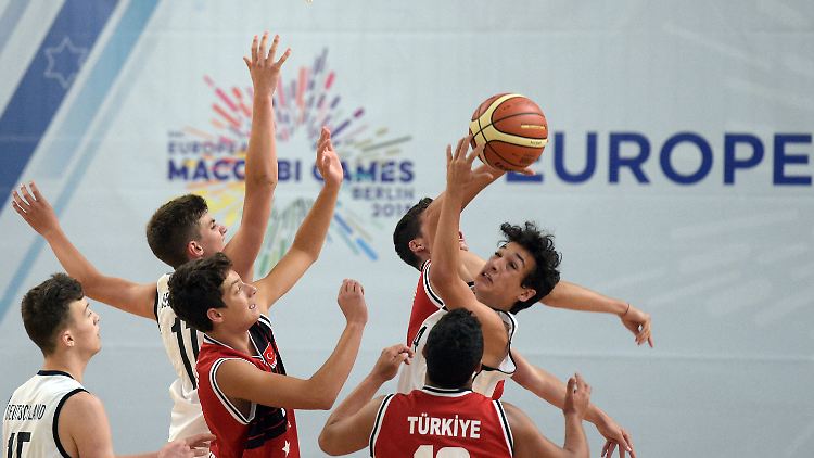 Basketballer aus der Türkei (rot) und Deutschland traten am 30. Juli im Rahmen der Europäischen Makkabi-Spiele in Berlin gegeneinander an.