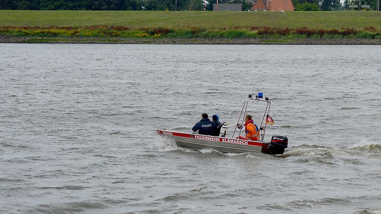 Taucher der Bereitschaftspolizei suchen auf der Elbe bei Winsen-Drage in Niedersachsen nach der Familie. 