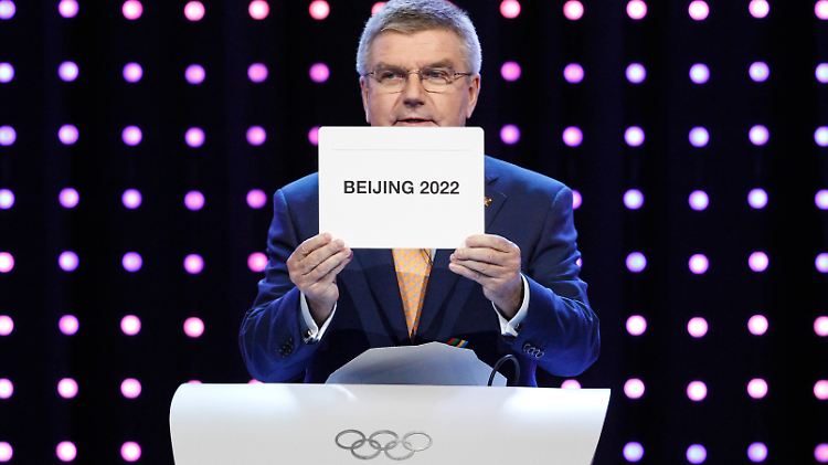 Thomas Bach verkündet die Entscheidung.