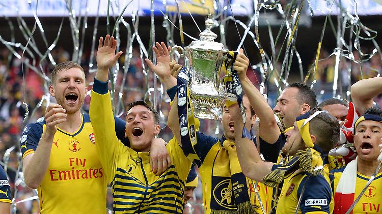 Beim Gewinn des Fa Cups im Mai feierten Mertesacker (l.) und Özil (2.v.l.) ordentlich mit.