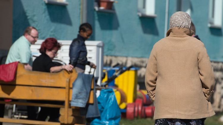 Menschen vor einem Asylbewerberheim im thüringischen Saalfeld.